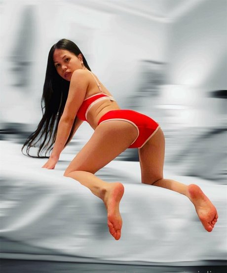 ティックトックスター オンリーファンズ 裸 写真