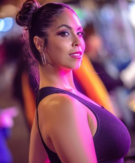 Gigi Saul Guerrero ヌードスター ギャラリー