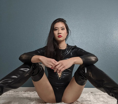 Miss Mae Ling 独占スター 写真