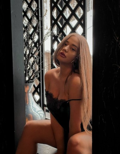 指マン 潮吹き オンリーファンズ ポルノグラフィック 写真