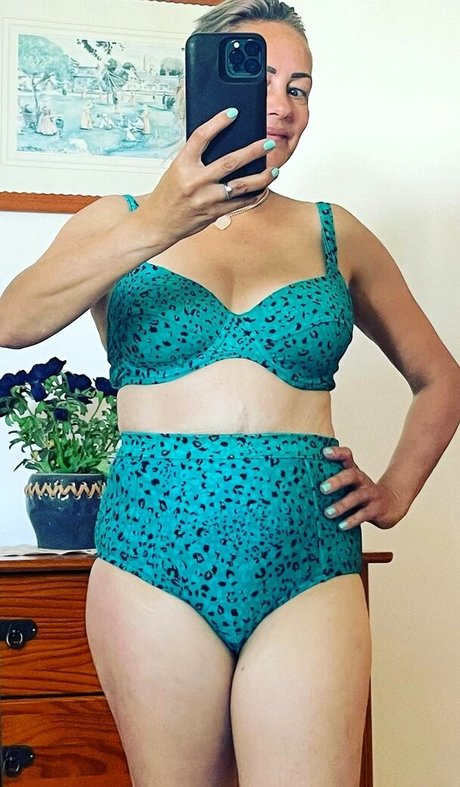 Sarah Cawood アートモデル 写真