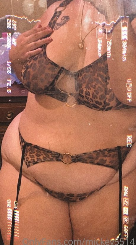 曲線美のランジェリーオンリーファンズ ポルノ 画像