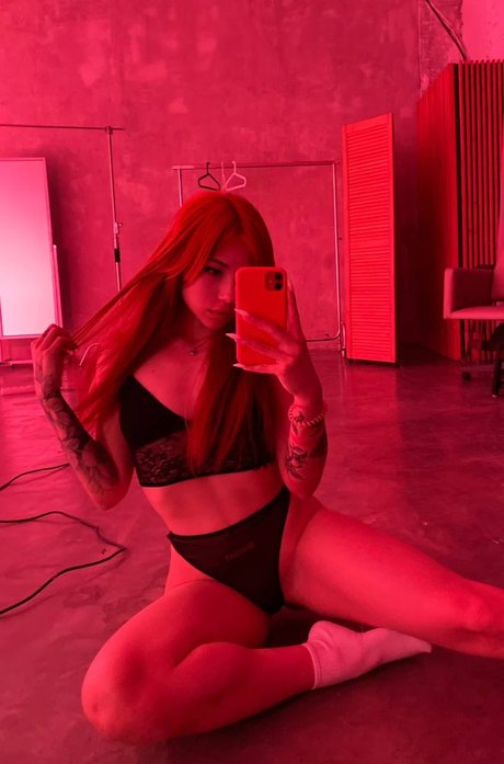 お尻を広げるオンリーファンズ セクシーヌード 写真