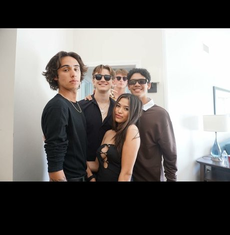 Krischelle Delgado スター 裸 ギャラリー