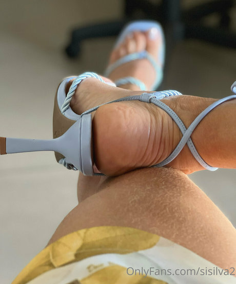 巨乳タトゥーオンリーファンズ ホットヌード 写真