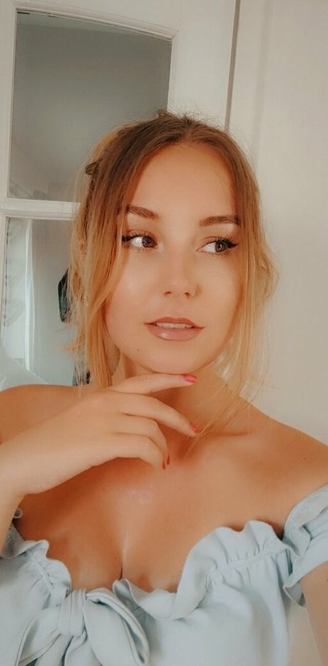 後背位オンリーファンズ セクシーヌード 画像