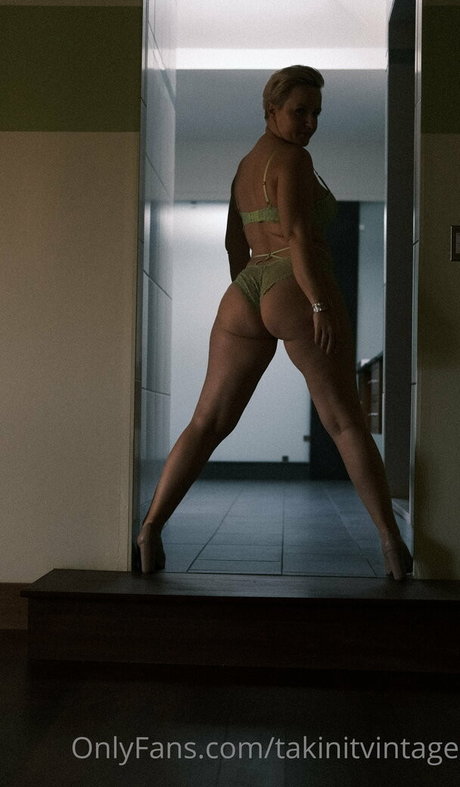 キティ・ウェット・オンリーファンズ アダルト無料 画像