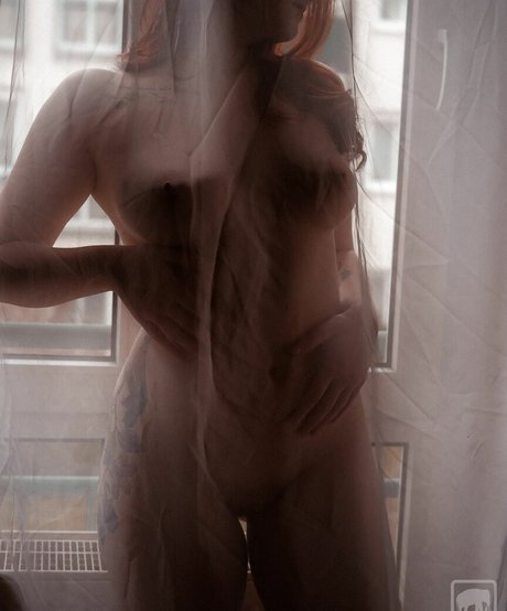 裸の女の子オンリーファンズ アートポルノ 画像