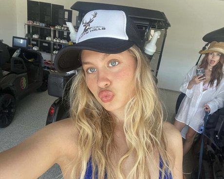 巨乳ストリップオンリーファンズ 美しい 写真