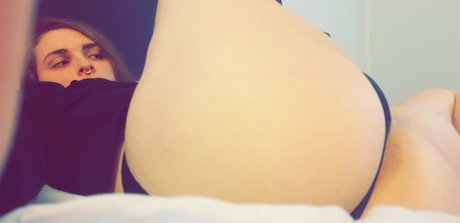 オイルを塗った巨乳オンリーファンズ セクシー裸 写真