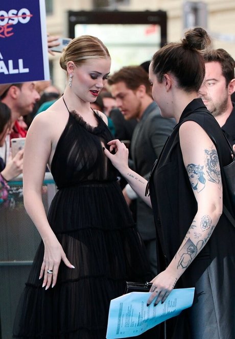 Virginia Gardner アダルトモデル ギャラリー