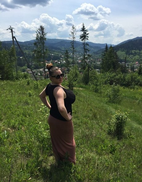 オイルを塗った巨乳オンリーファンズ セクシーヌード アーカイブ