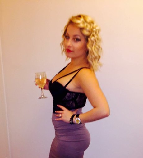 かわいいブロンドのオンリーファンズ ポルノ 画像