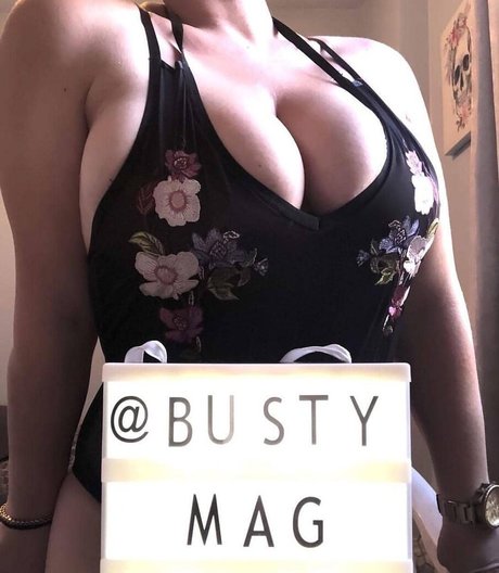 Busty Magazine かわいいスター 写真