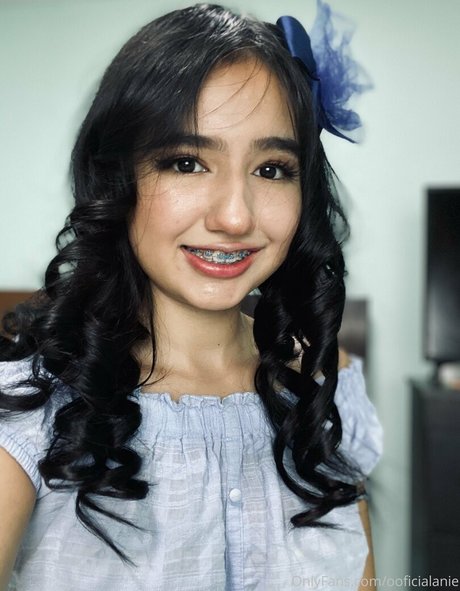 カーリーエボニーオンリーファンズ アート裸 画像