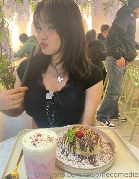 iadivinecomedie スター ヌード 写真