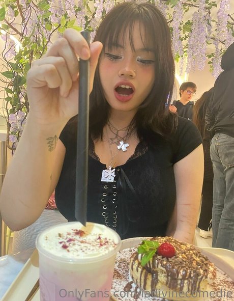 iadivinecomedie エロティックなスター 写真