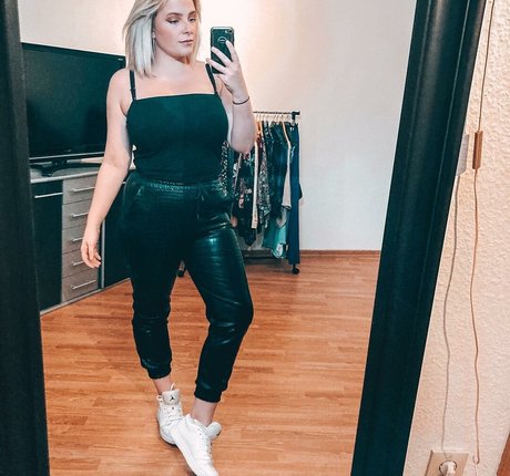 アナル乱交オンリーファンズ ホットxxx 画像