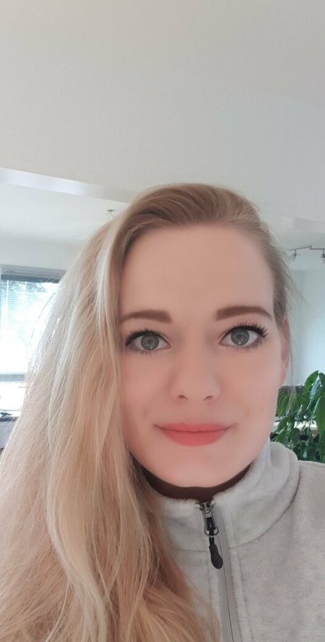 小さなおっぱいオンリーファンズ ホット 写真