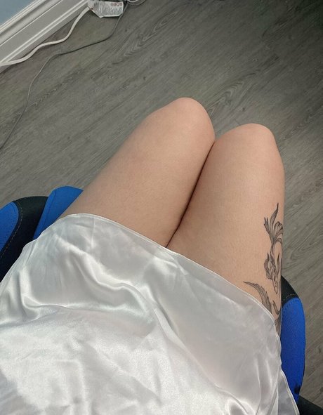 フェムボーイ ゲイ オンリーファンズ セクシー裸 画像