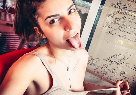 尖ったおっぱいオンリーファンズ セクシー 写真