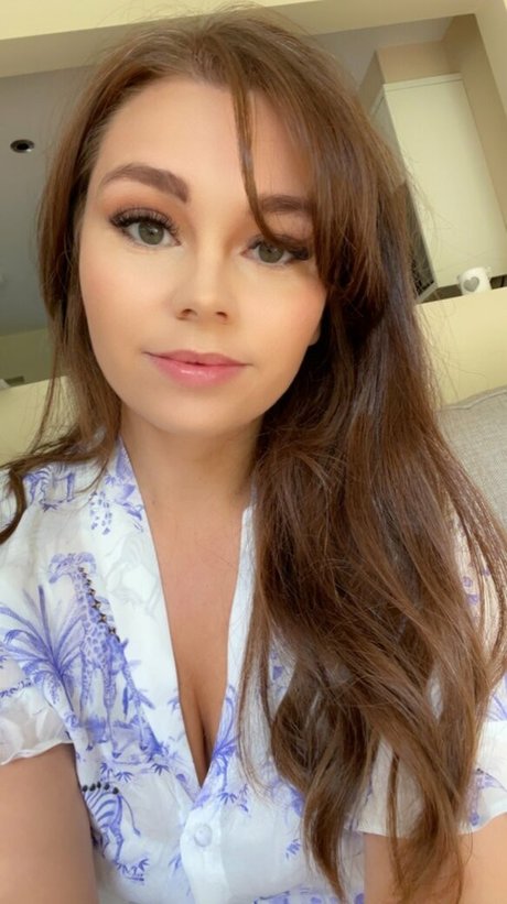 オイルを塗った巨乳オンリーファンズ セクシー ギャラリー