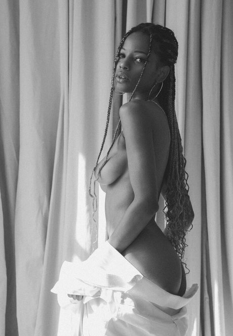 デカ尻ティーンオンリーファンズ ヌード ギャラリー