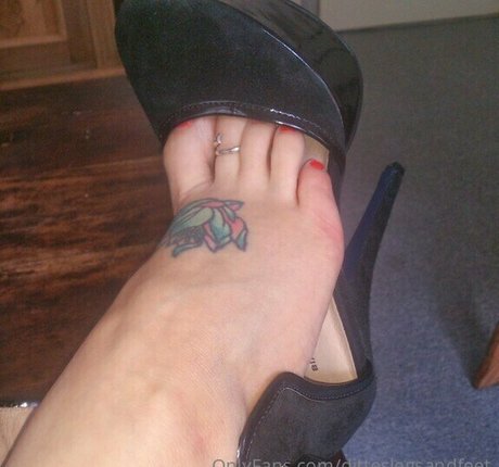 熟女の足オンリーファンズ アダルト 画像