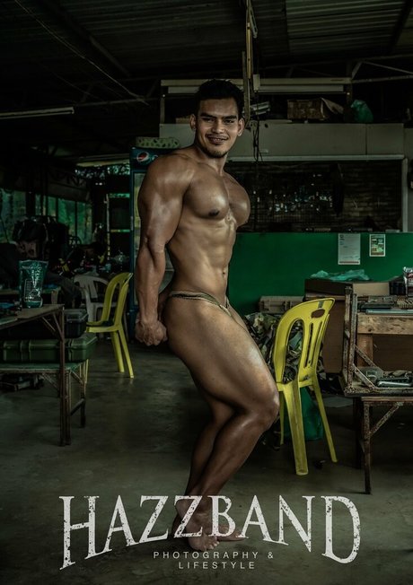 カーリーエボニーオンリーファンズ エロチック 写真