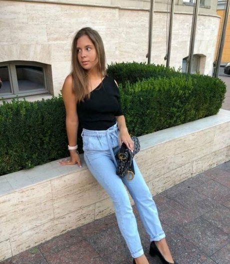 巨乳オナニーオンリーファンズ アートヌード 写真