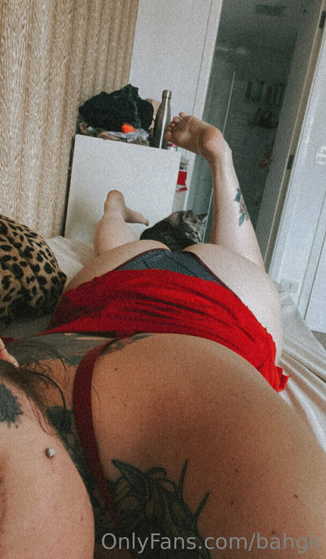 キティ・ウェット・オンリーファンズ ホット 画像