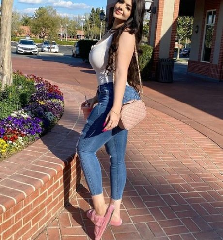 小さなおっぱいオンリーファンズ トップ 画像