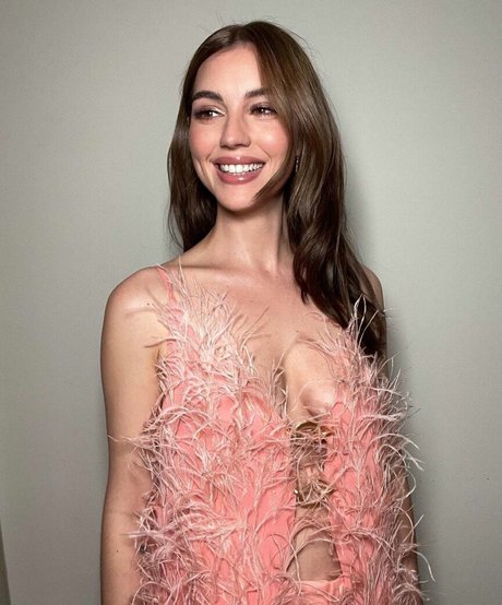 Adelaide Kane 美しい女優 写真