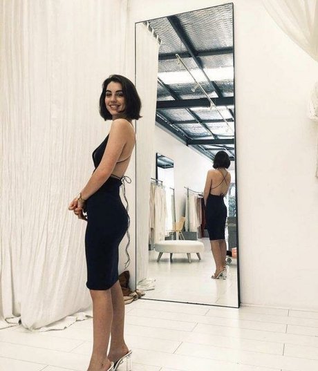 Adelaide Kane 限定スター 写真