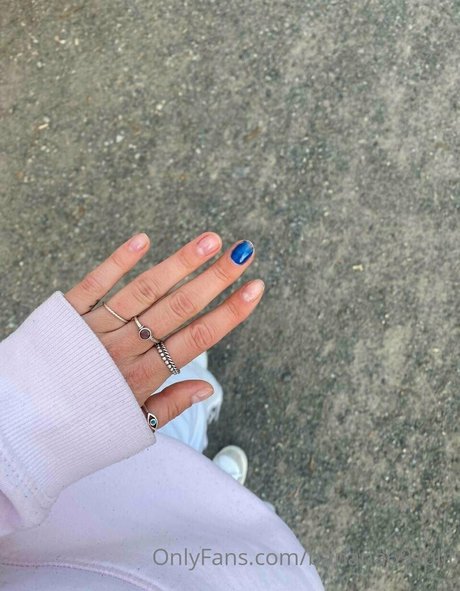 お尻を広げるオンリーファンズ ホットセックス 写真