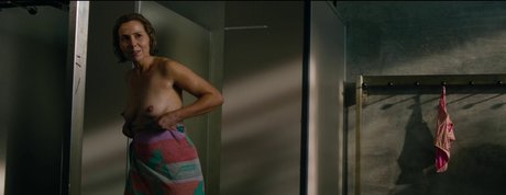 Sally Phillips 裸のポルノスター 写真