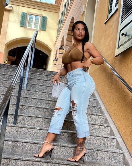 デカ尻ティーンオンリーファンズ ヌード 画像