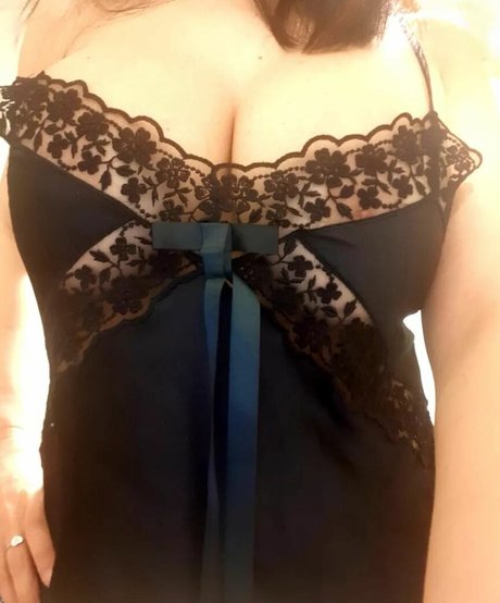 大きなプッシー唇オンリーファンズ セクシー 写真