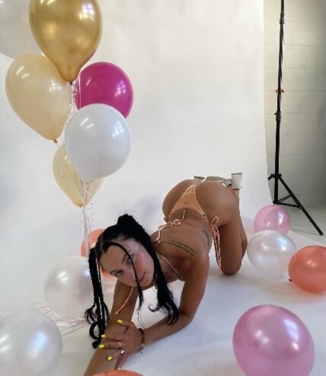 小柄な足オンリーファンズ セクシー 写真