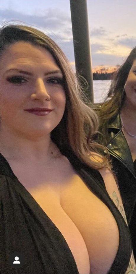 大きなプッシー唇オンリーファンズ ヌード 画像