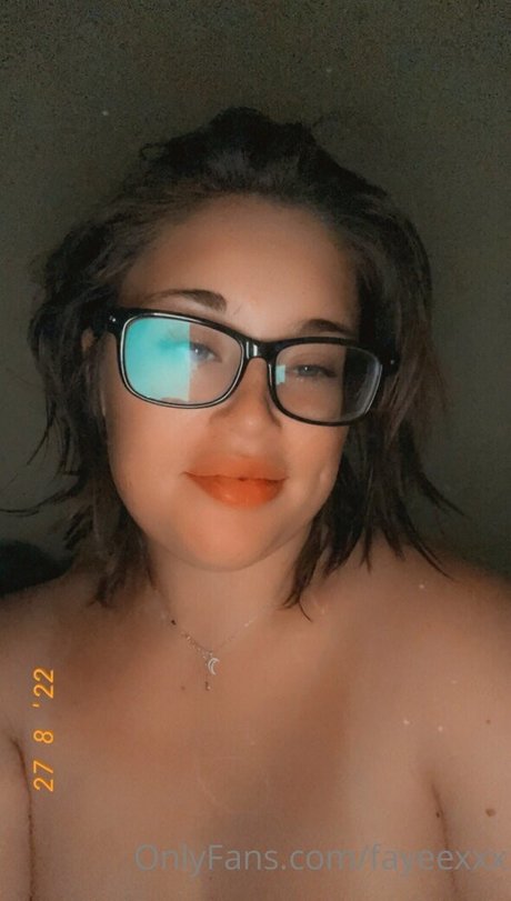 fayeexxx ヌードのポルノスター 画像