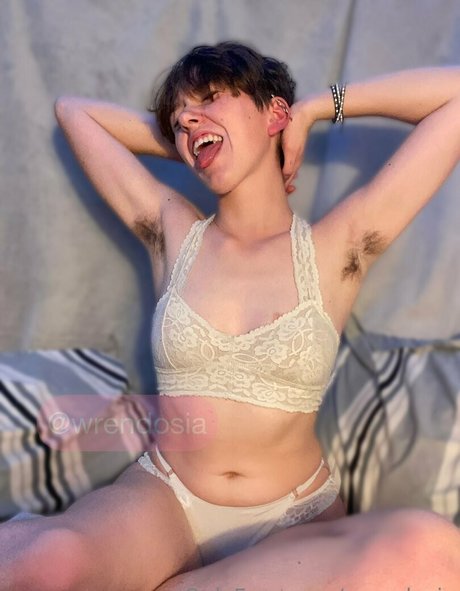 金髪の筋肉オンリーファンズ セクシー裸 写真