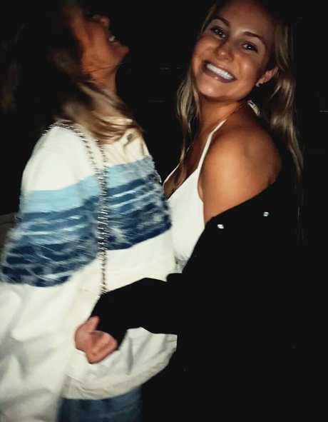 ティックトックスター オンリーファンズ トップ 写真