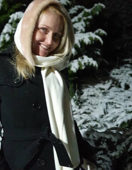 ぽっちゃりブロンドのオンリーファンズ 美しい裸 画像