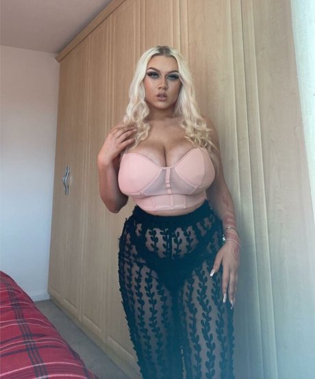 Emma H セクシーモデル 画像