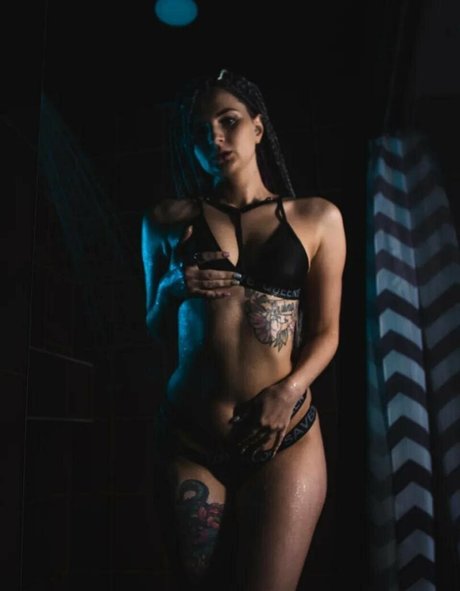 セクシーなブルネットのオンリーファンズ 無料ヌード 写真