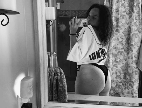 Hannah B ヌードスター 写真