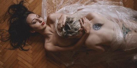 Simge Akkus 裸のポルノスター 写真