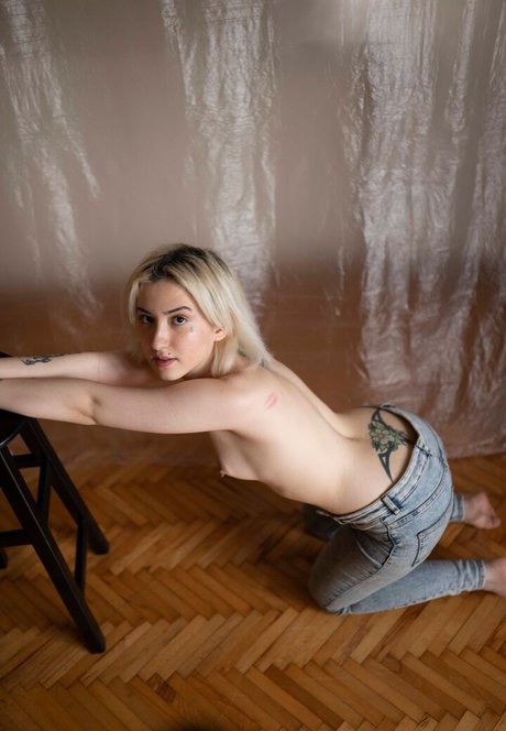 Simge Akkus ヌードモデル 写真