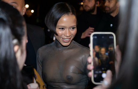 Taylor Russell 完璧なモデル 画像